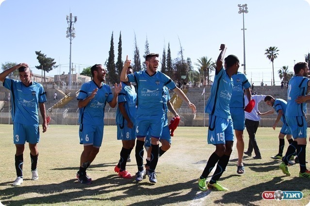 עונה נוספת בליגה ב'. שחקני מעלה אדומים חוגגים (עבדאללה אזברגה)