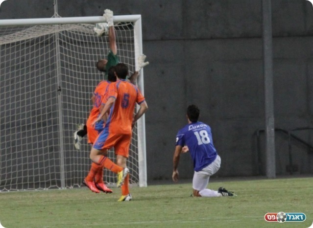 ההזדמנות הראשונה של פ"ת. הכדור של פרננדז חומק מעל המשקוף 