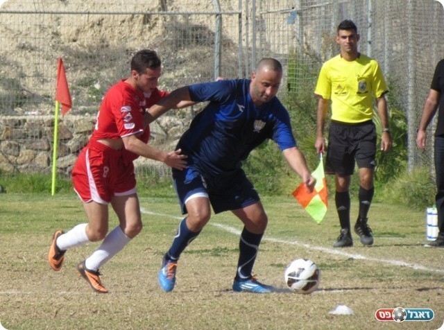 בעיה בהבקעת שערים. בן חיים מול מימון (צילום: עבדאללה אזברגה)