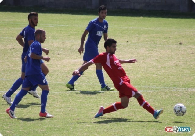 השער היפה במשחק. שלבי בין שחקני עוספיא (צילום: אחמד עזאיזה)