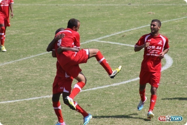 נכנס לרשימת הכובשים. חג'יר חוגג עם טרקה (צילום: אחמד עזאיזה)