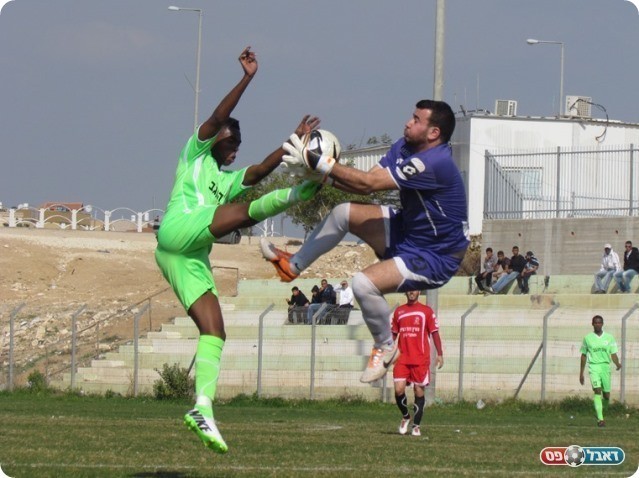 חזר להרכב. מדלסי מול תמיר אלכאמלאת (צילום: עבדאללה אזברגה)