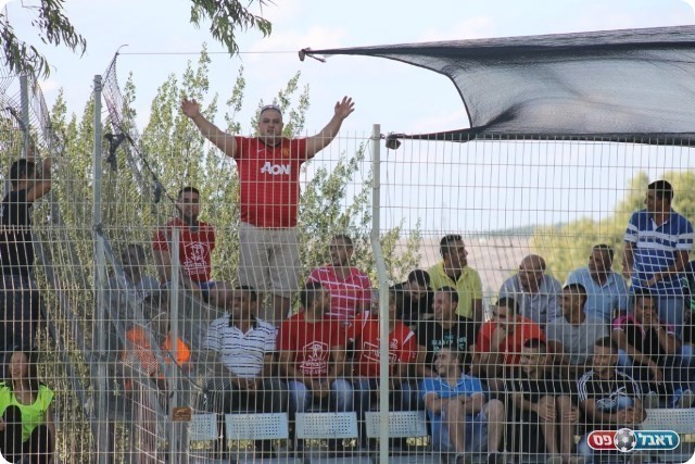 ראו מחצית בשליטת המקומיים. אוהדי דבוריה (צילום: אחמד עזאיזה)