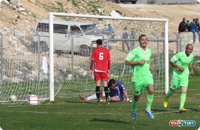 שער בכורה בבוגרים. אבוטבול חוגג (צילום: עבדאללה אזברגה)