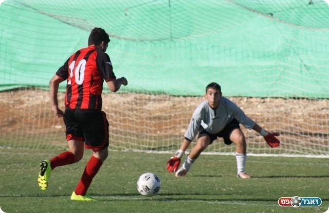 מהלך דומה לשער השני. בועול בדרך לכבוש (צילום: אחמד עזאיזה)