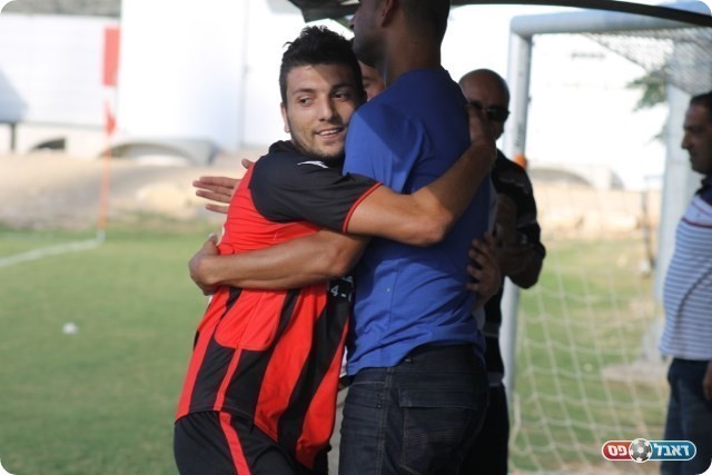 וחוגג את השער (צילום: אחמד עזאיזה)