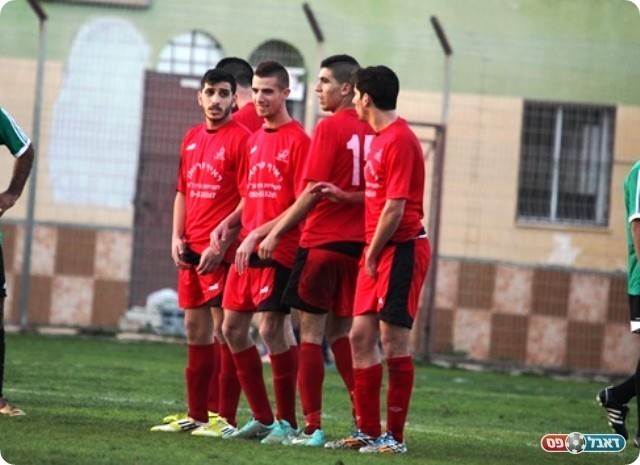 לא לתת לדלייה לברוח. שחקני הפועל איכסל (אחמד מורה)