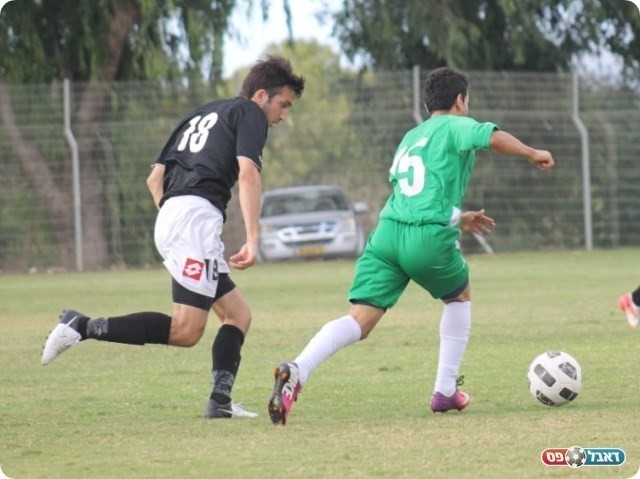 הזדמנות ראשונה למנשה. לוי רודף אחרי עלי זרעיני (צילום: אחמד עזאיזה)