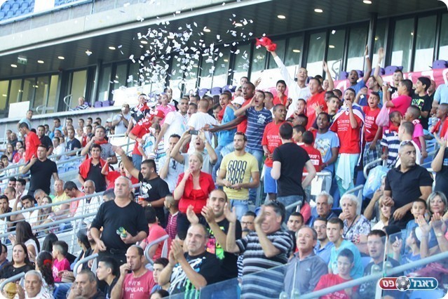 אוהדי מגדל העמק אמש. "מודה להם על התמיכה" (צילום: שלומי גבאי)