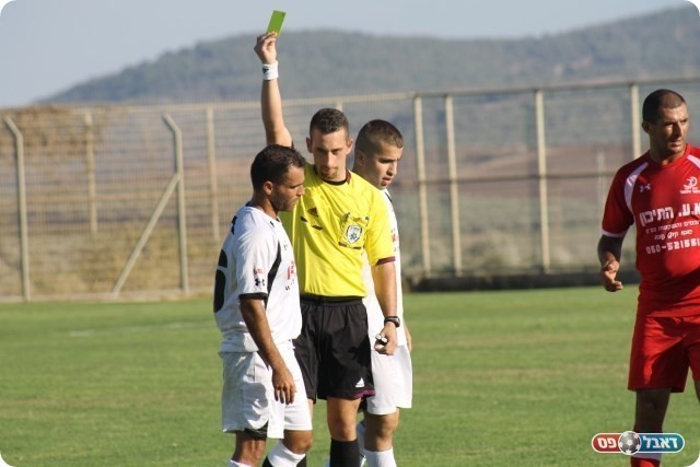 המשחק התחמם. העבירה והצהוב של פתחי (צילום: אחמד עזאיזה)