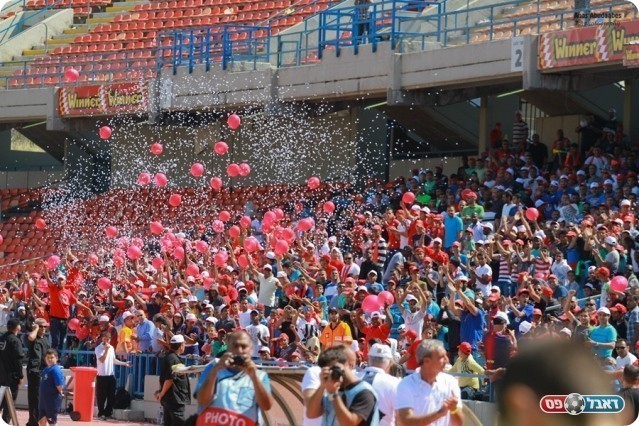 צבעו את האצטדיון באדום. אוהדי רהט (אנס אבודעבס)