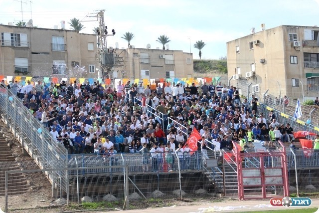 לא נבהלו ממזג האוויר. אוהדי טבריה (צילום: עודד חסין)