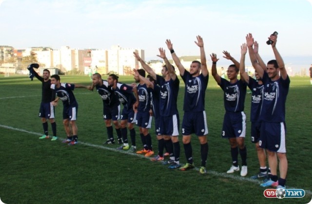 רק הפרש שערים מםריד. שחקני טבריה חוגגים (צילום: עודד חסין)