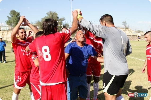 חוגגים הישארות. שחקני ערד והיו"ר, עובד כהן (עבדאללה אזברגה)