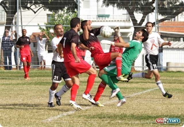 יציאה גדולה. אנגלשטיין מציל שער (צילום: קובי רוזן)