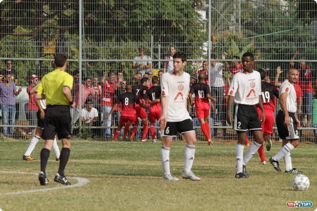 מרמורק חוגגת, מחנה כועסת. אחרי השער (צילום: קובי רוזן)