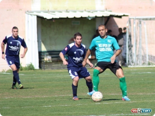 ניסה להכניס כדורים. אזולאי נשמר ע"י ברוור (צילום: עודד חסין)