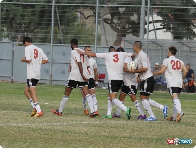 ושחקני מחנה חוגגים (צילום: קובי רוזן)