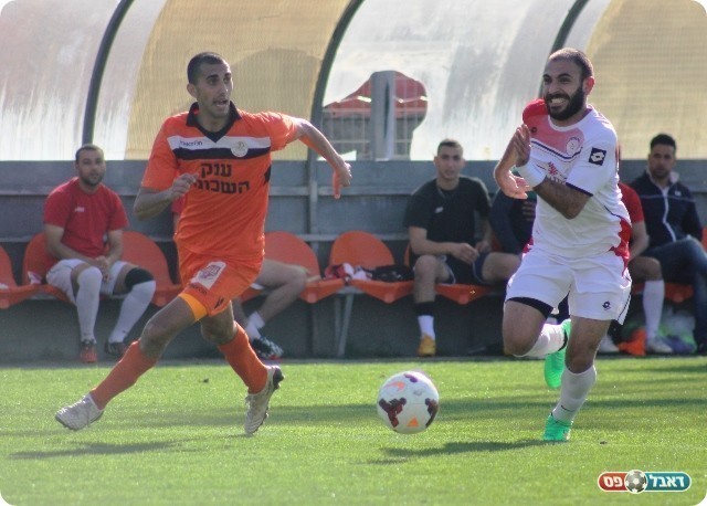 משחק חד צדדי. עיני מנסה לעצור את מרעב (תאמר סרסור)