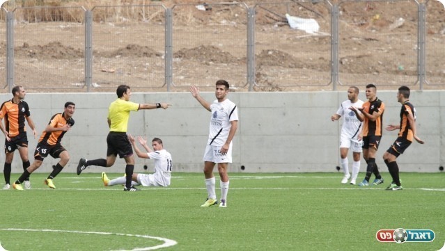 כוכב היה החלטי. השופט מסמן לפנדל (צילום: קובי רוזן)