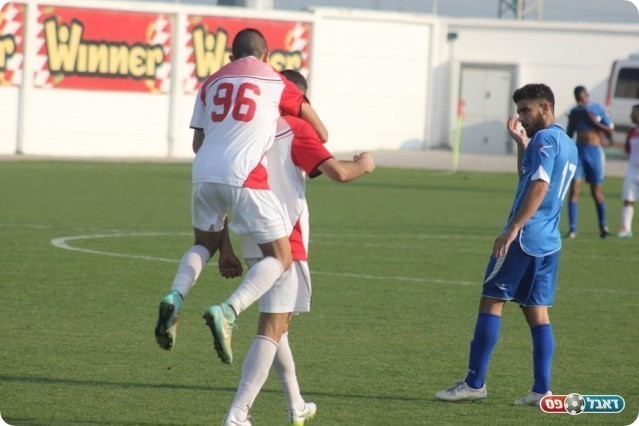 וחוגג עם מוחמד בדיר (תאמר סרסור)