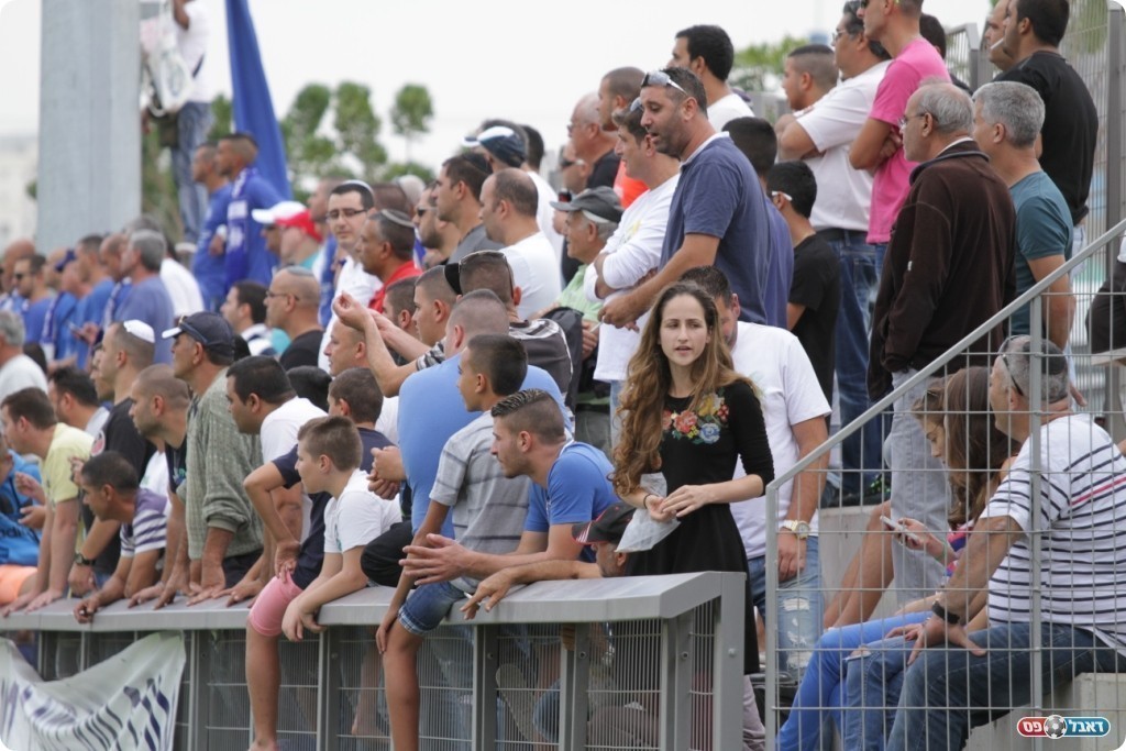 מקום שלישי מכובד. אוהדי שעריים מרוצים  (צילום: קובי רוזן)