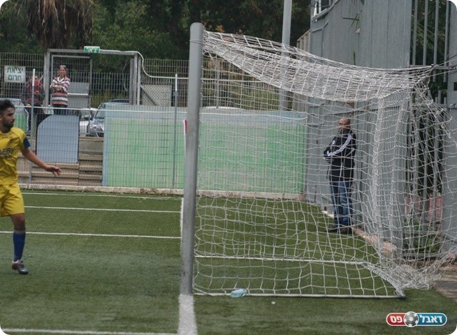 והכדור ברשת