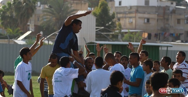 רוצים העונה צמרת. צעירי רהט חוגגת הישארות (צילום: אנס אבודעבס)
