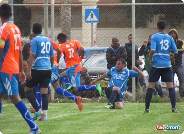 משחק אגרסיבי. אבו גאנם מקצץ את רגילאת (צילום: עבדאללה אזברגה)