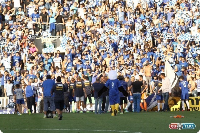 חגגו עלייה. שחקני הפועל פ"ת עם האוהדים (קובי רוזן)