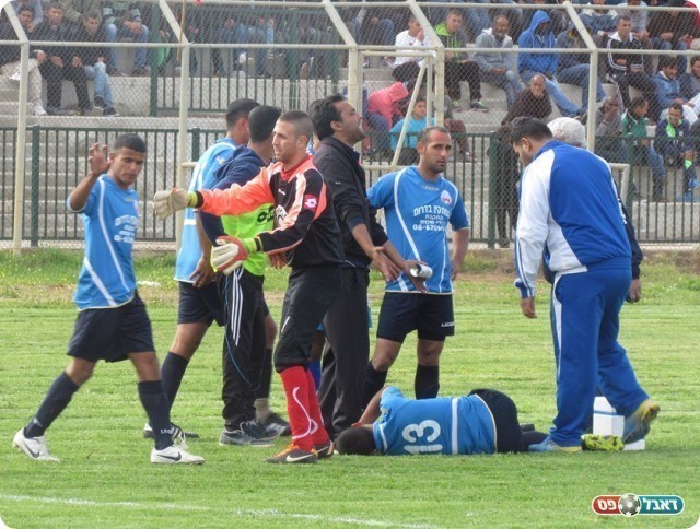 המשחק חם. מוחמד אלעאסם על הדשא (צילום: עבדאללה אזברגה)