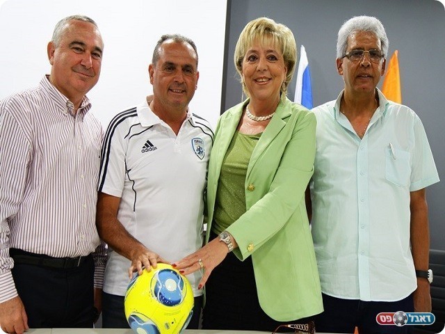 מימין:מוטי שעיבי, ראש העיר מירים פיירברג, מאמן הנבחרת בני לם, מ"מ ראש העיר אלי דלל