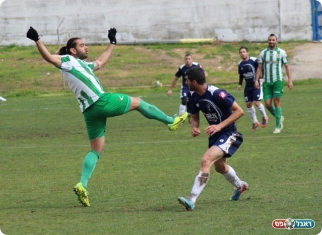 הרחיק את הסכנה. חשאן מול עקיבא (צילום: עודד חסין)