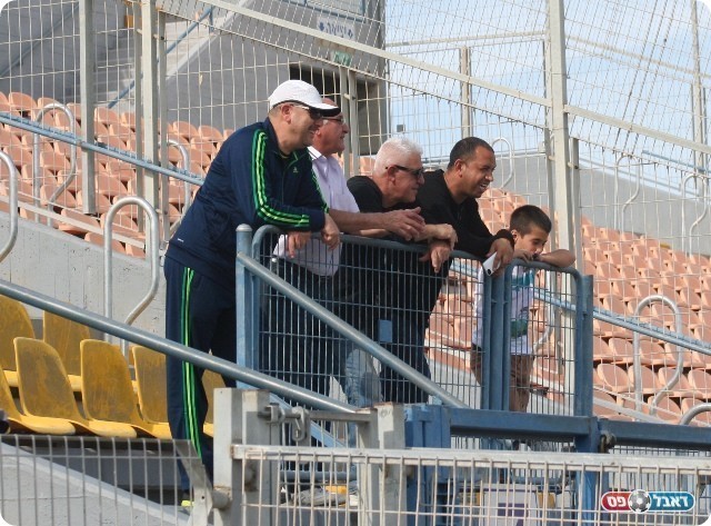 ניצלו את מזג האוויר הנעים. האוהדים