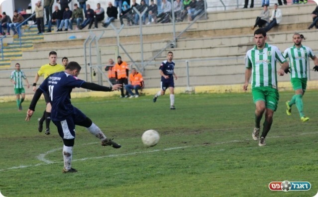 טבריה ניסתה. אלמקייס בועט (צילום: עודד חסין)