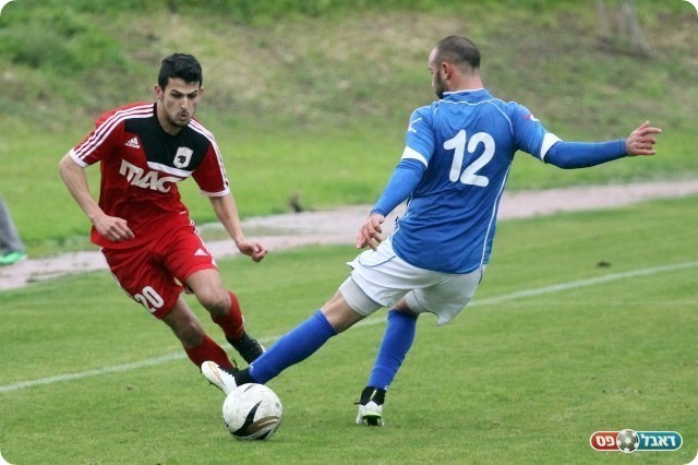 משחק במרכז השדה. סופר מנסה לעצור את רוזנבלום (רועי אסרף)