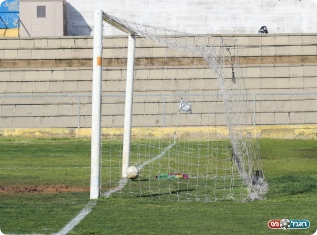 וכובש את השער שנפסל (צילום: עודד חסין)