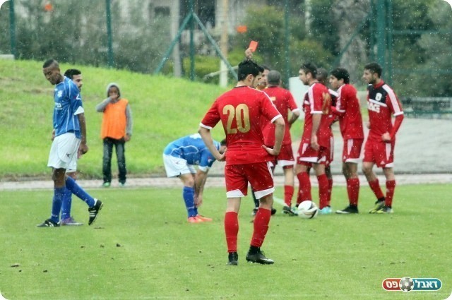 סטירה אחרי הלטיפה. שוסט מורחק (רועי אסרף)