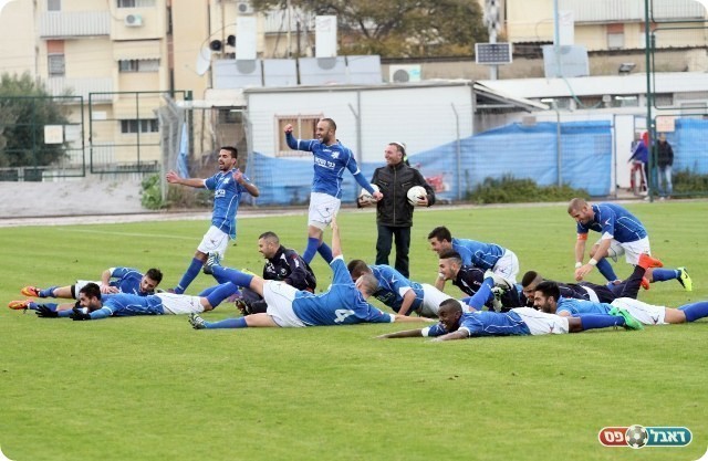 חוגגים היחלצות. שחקני מלאכי לאחר השריקה (רועי אסרף)