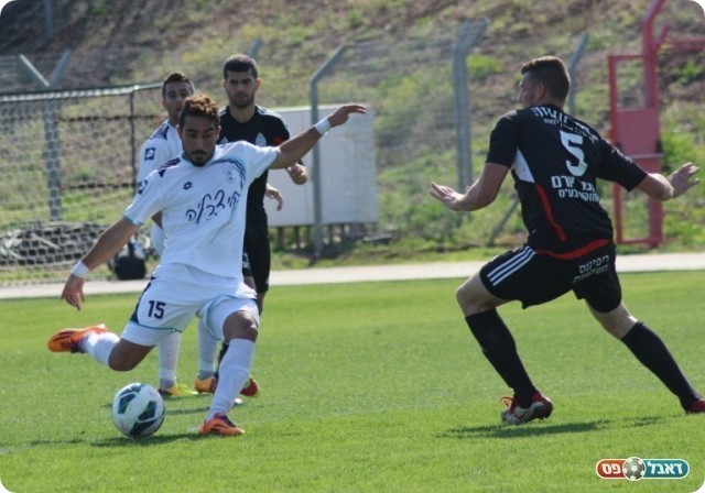 הוסט ימינה. שפשה מול פודוריננקו (צילום: עודד חסין)