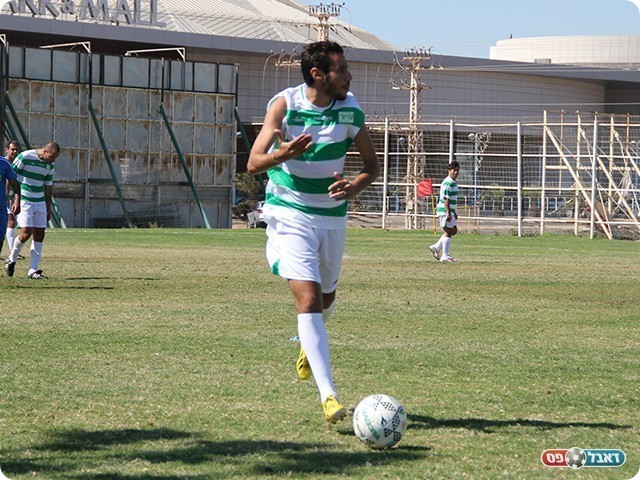 אסף מלול גם הוא שחקנה של קבוצת הדואר (צילום: מוחמד חאדר אניס)