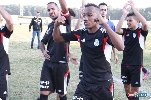 הדרבי שלהם. שחקני אולגה חוגגים (צילום: שלומי גבאי)