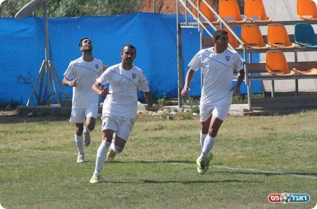 וחוגג (אייל אורן)