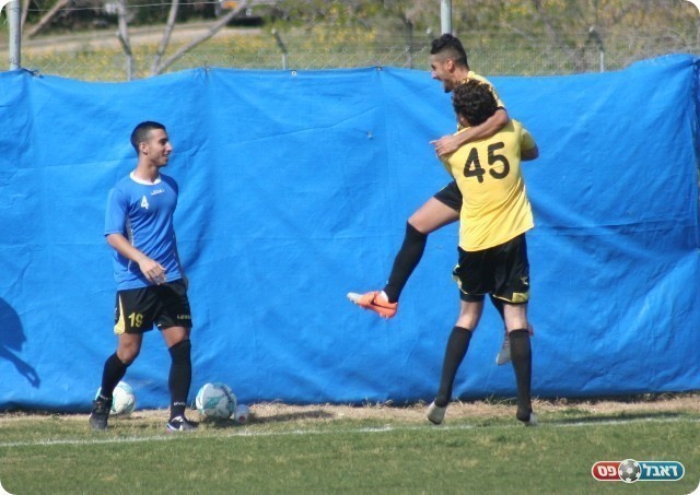 וחוגג (אייל אורן)