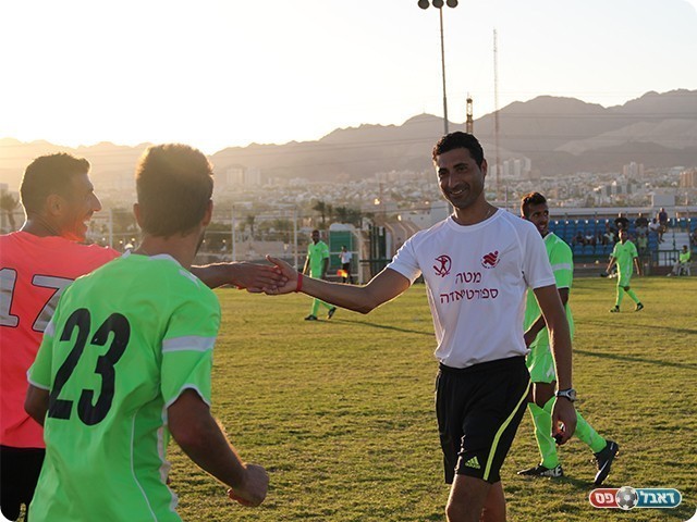 שופט המשחק אלי חכמון בלחיצת יד חברית עם קיקו כהן (צילום: מוחמד חאדר אניס)