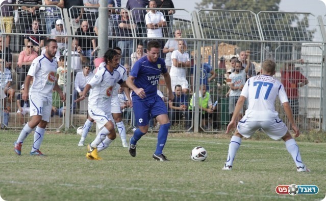 התקפה קטלנית. צמח, דרעי וברסקי מקיפים את מייזלר (צילום: קובי רוזן)