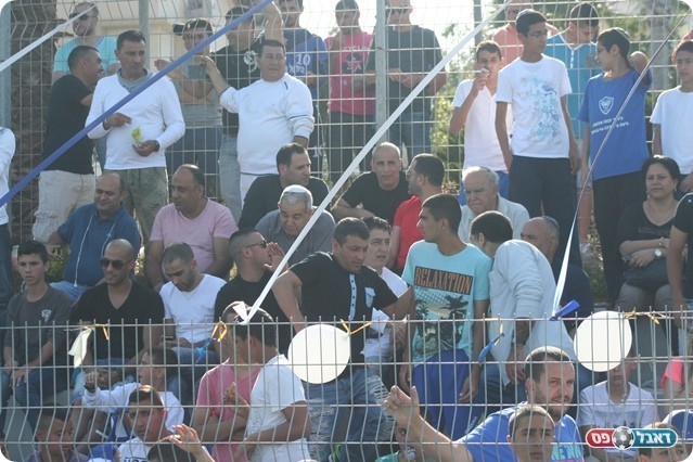 וביציע (אייל אורן)