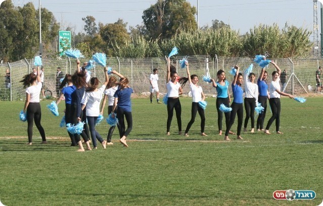 אפילו מעודדות היו (אייל אורן)