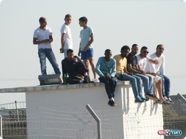 וכל מבנה בסביבה (אייל אורן)