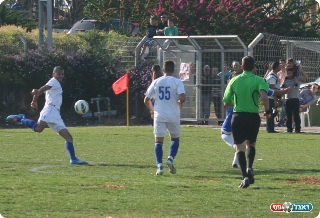 בעלי הבית. בנישו בועט (אייל אורן)